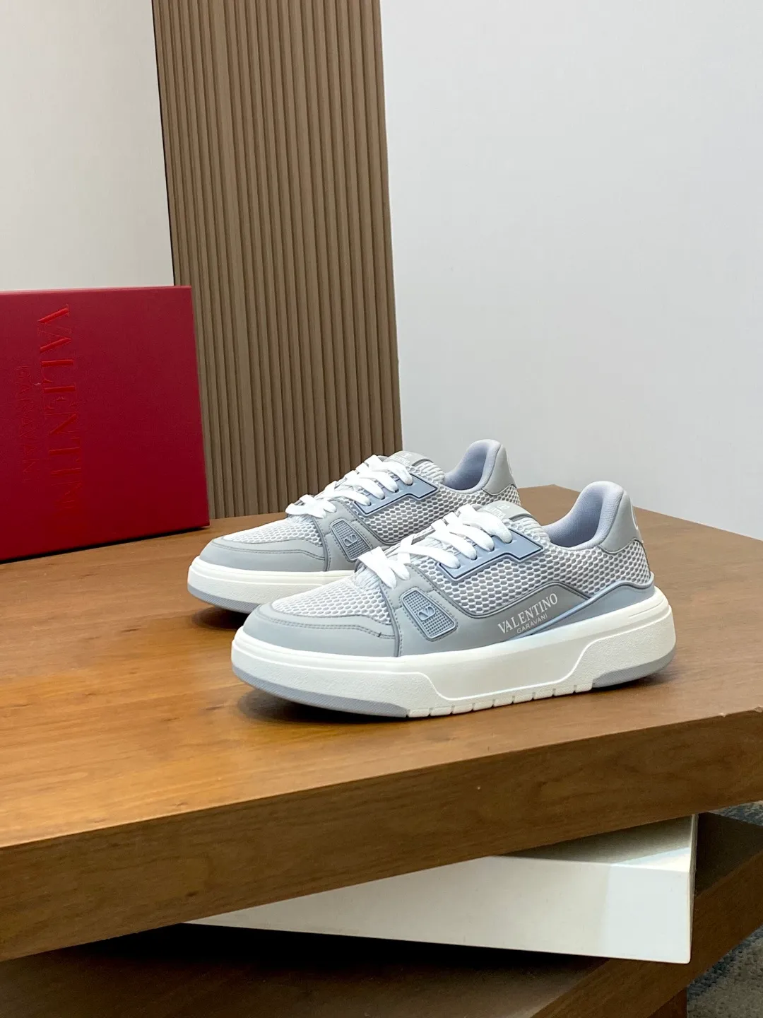 Men's shoes 💰660 Valentino/VALENTINO JOIE DE JOUER couple's low-top sneakers. This sneaker is made of splicing and is decorated with rubber VLOGO SIGNATURE details on the front. The upper is punched and the tongue is decorated with VLOGO SIGNATURE. Logo, with two-color rubber outsole, suede leather fabric lining, logo cowhide insole, fashionable and elegant style, comfortable and breathable for the upper foot, full of personality, and comes with a complete set of original packaging! Code number: 39-44 (38, 45 customized)